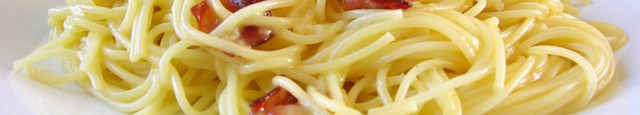 Ingrediente: 1 pachet de 500 gr. spaghete 200 gr. bacon sau pancetta 100 gr. pecorino sau parmezan ras (se poate si cu cas mozzarella) 3 galbenusuri si 1 ou ulei...