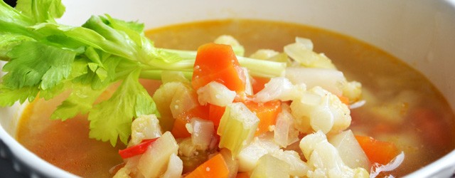 Ciorba aceasta chiar nu are nevoie nici de vegeta, nici de cuburi concentrate. Combinatia de legume da un gust fooooarte bun. Ai nevoie de: 1 ceapa mare galbena 2 gulii...