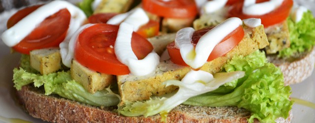 Incercand tot felul de variante si retete light, descoperim unele care sunt extrem de gustoase si pe care le-am manca si fara sa fim obligati . Sandwichurile astea cu tofu...
