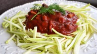 Tagliatelle din dovlecei cu sos de rosii Atunci cand incerc sa mananc sanatos si disciplinat sau sa tin un regim alimentar, cel mai greu imi este cateva zile sa ma readaptez la stilul de gatit care mi...